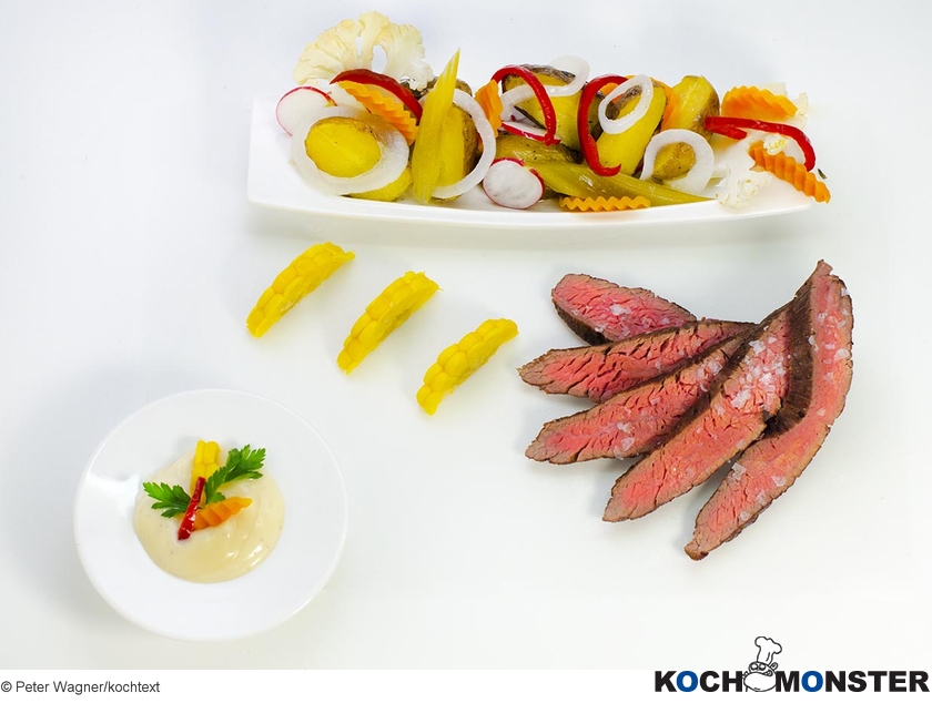 Flank Steak mit Backkartoffelsalat und Mixed Pickles 
